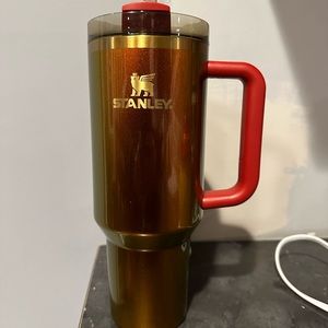 Stanley X Lainey Wilson Country Gold
40oz Tumbler - New